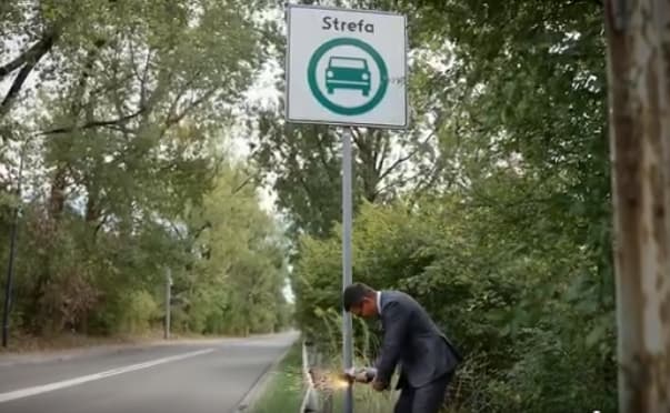Policja zbadała ścięcie znaku SCT przez kandydata na prezydenta Krakowa
